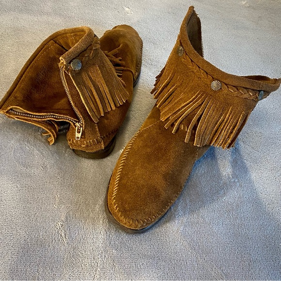 Minnetonka fringe boots - Picture 11 of 11